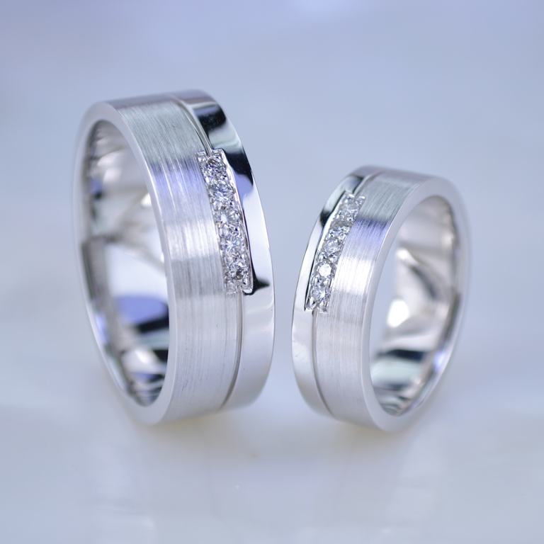 Парные обручальные кольца из белого золота с бриллиантами в сочетании глянцевой и шероховатой поверхностей (Вес пары: 15 гр.)