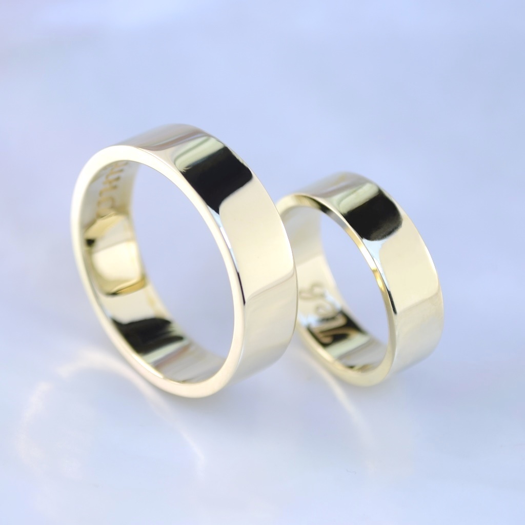Классические обручальные кольца из жёлтого золота с гравировкой имён (Вес пары 16 гр.)