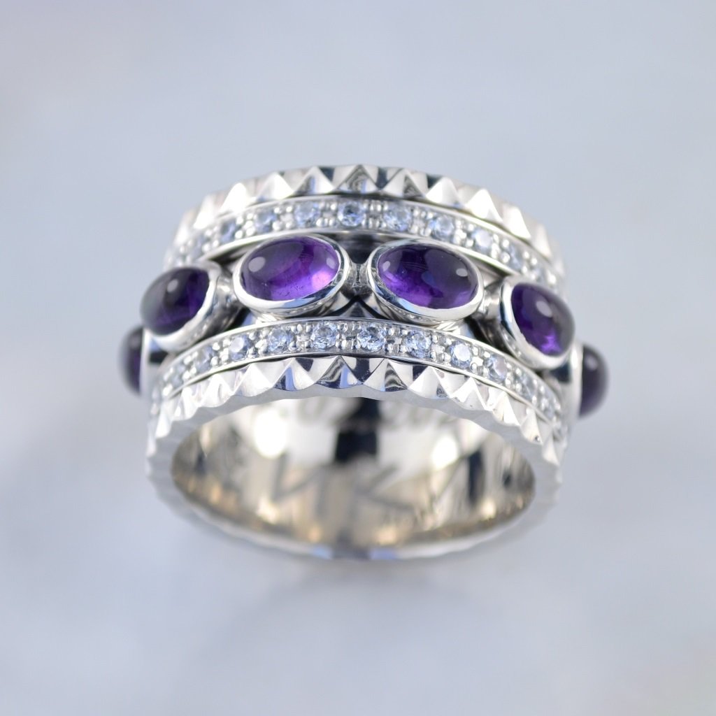 Эксклюзивное мужское кольцо на заказ из белого золота с гравировкой, аметистами кабошон и бриллиантами на вращающихся элементах (Вес: 17 гр.)