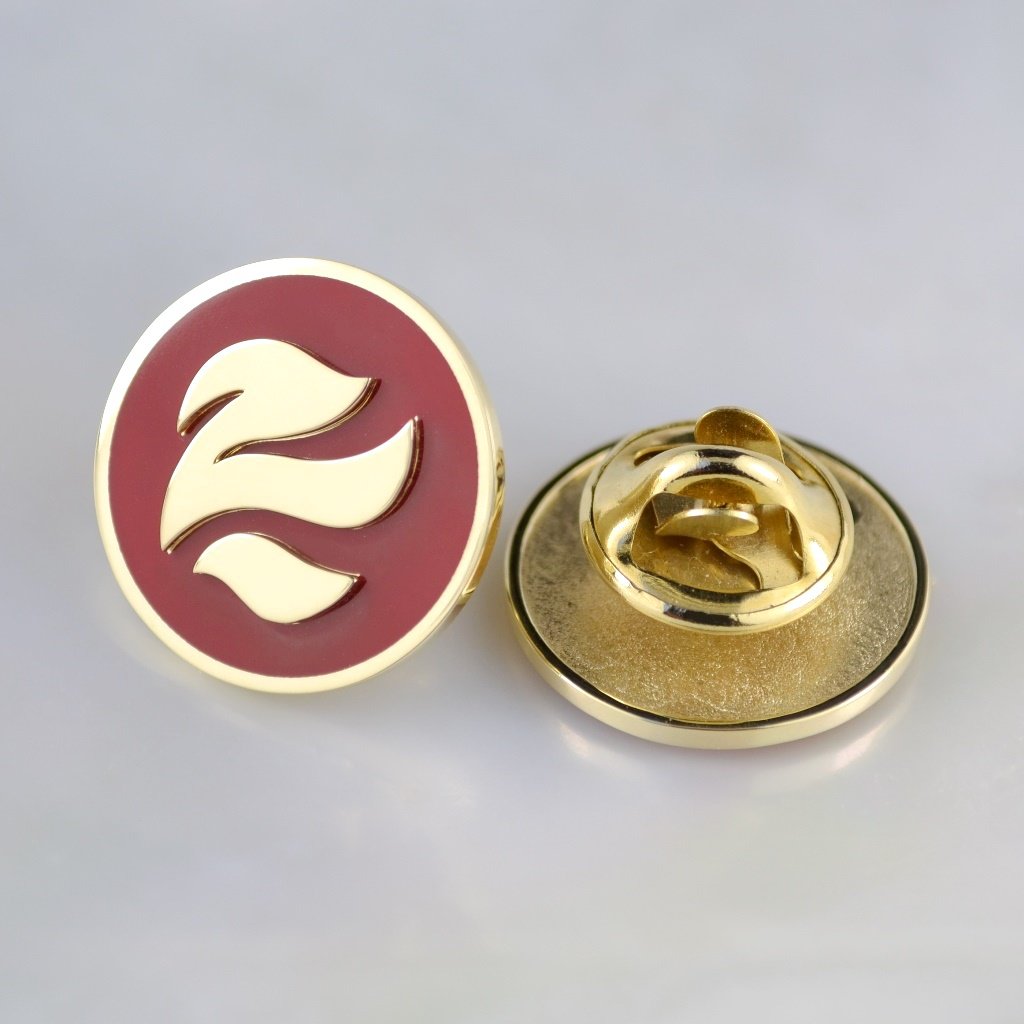 Нагрудные золотые значки из желтого золота с логотипом и эмалью (вес 4 гр.)