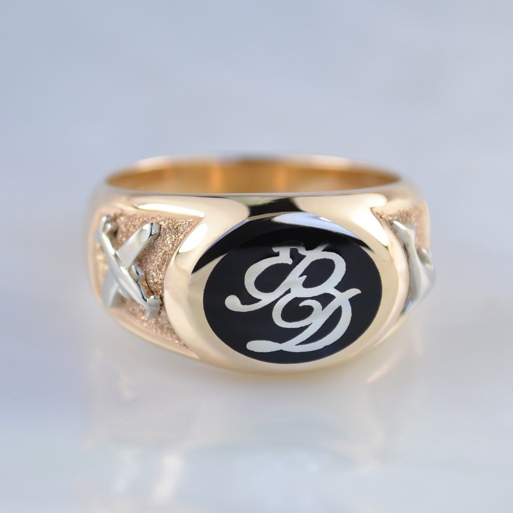 Мужское золотое кольцо с инициалами, эмалью и гравировкой в подарок на юбилей (Вес: 12,5 гр.)