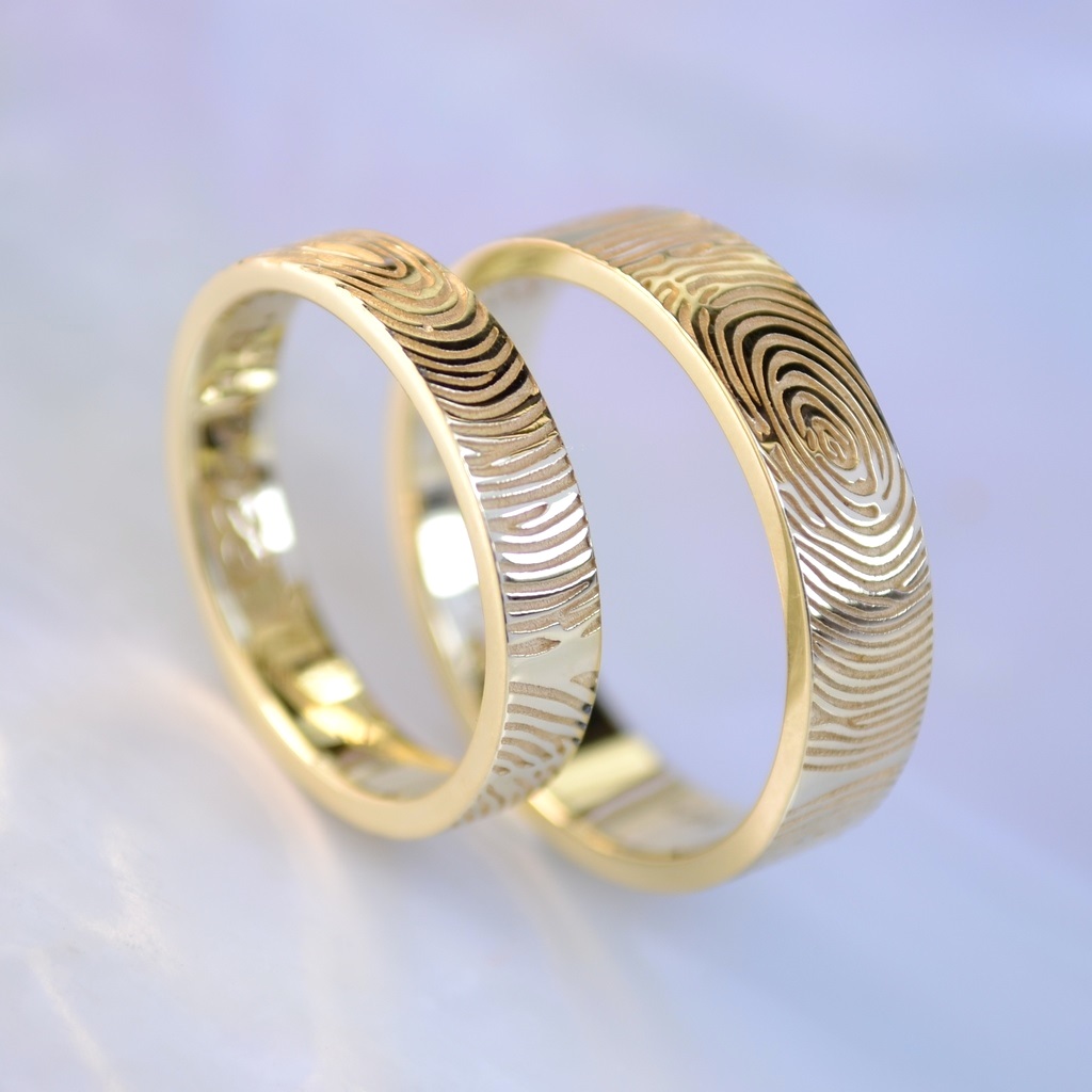 Обручальные кольца из жёлтого золота с отпечатками пальцев и гравировкой (Вес пары 9 гр.)