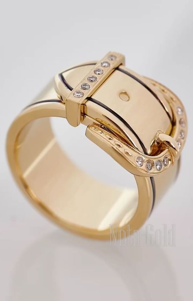 Кольцо в виде пряжки ремня из желтого золота с чернением и бриллиантами