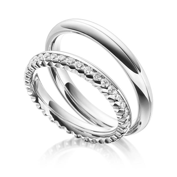 Узкие глянцевые платиновые обручальные кольца с многочисленными бриллиантами в женском кольце (Вес пары: 15 гр.)