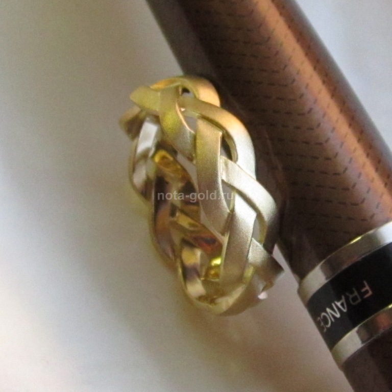 Ювелирная мастерская Nota-Gold изготовила на заказ золотое кольцо.