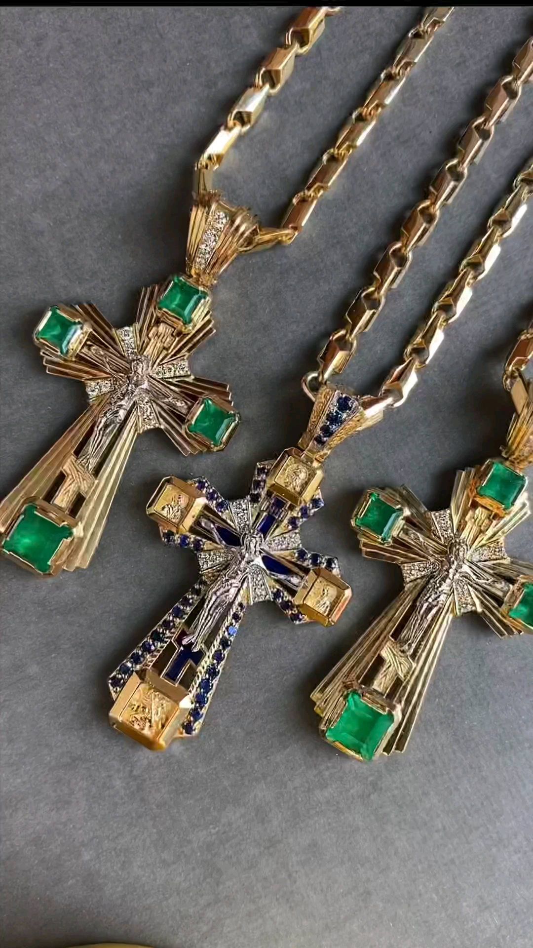 Нательные православные кресты из золота с драгоценными камнями