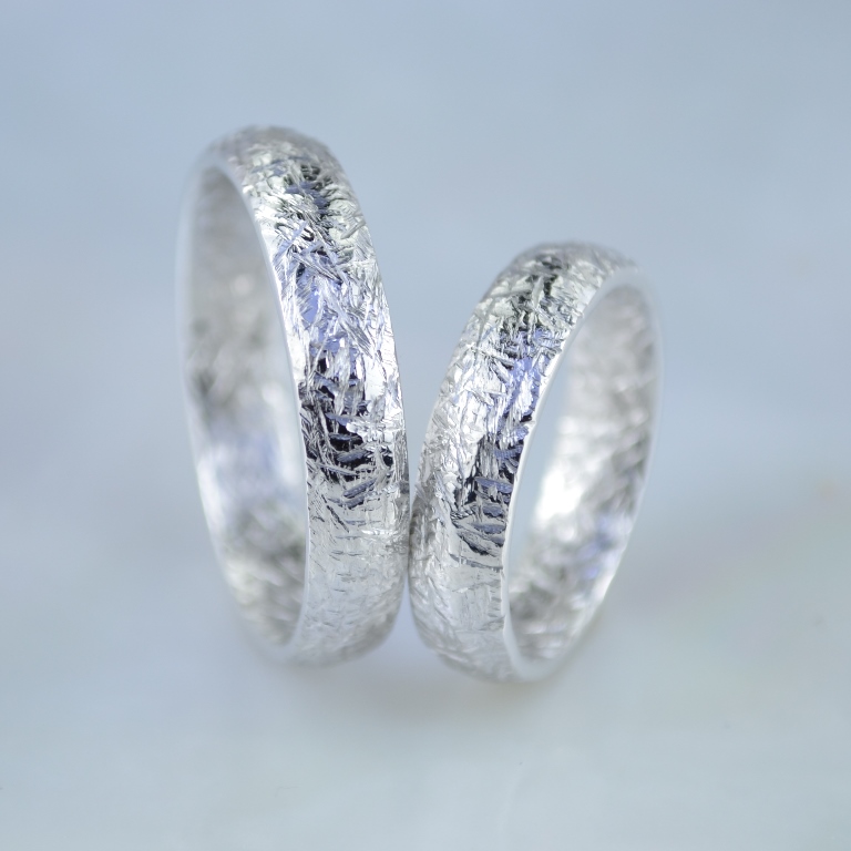Оригинальные обручальные кольца с шероховатой поверхностью насечками снаружи и внутри (Вес пары: 12,5 гр.)