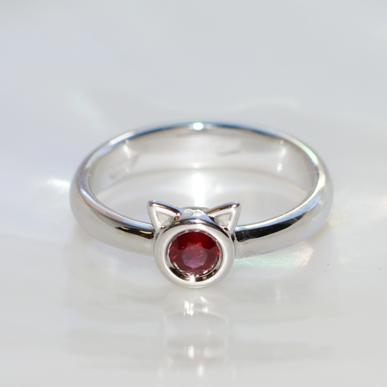 Ювелирная мастерская Nota-Gold изготовила на заказ женское кольцо с рубином.