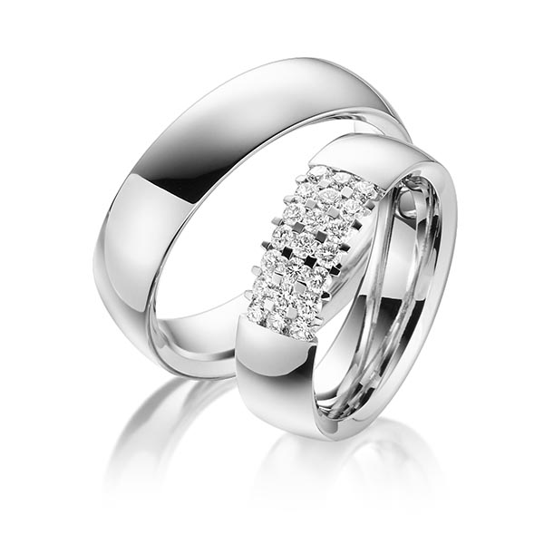 Широкие глянцевые платиновые обручальные кольца с матрицей бриллиантов в женском кольце (Вес пары: 21 гр.)