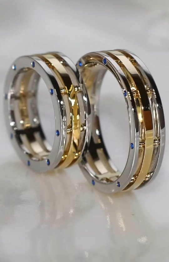 Составные обручальные кольца из белого и желтого золота с сапфирами