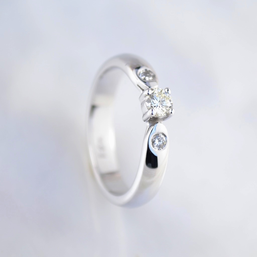 Помолвочное женское кольцо из белого золота с бриллиантами (Вес: 3,5 гр.)