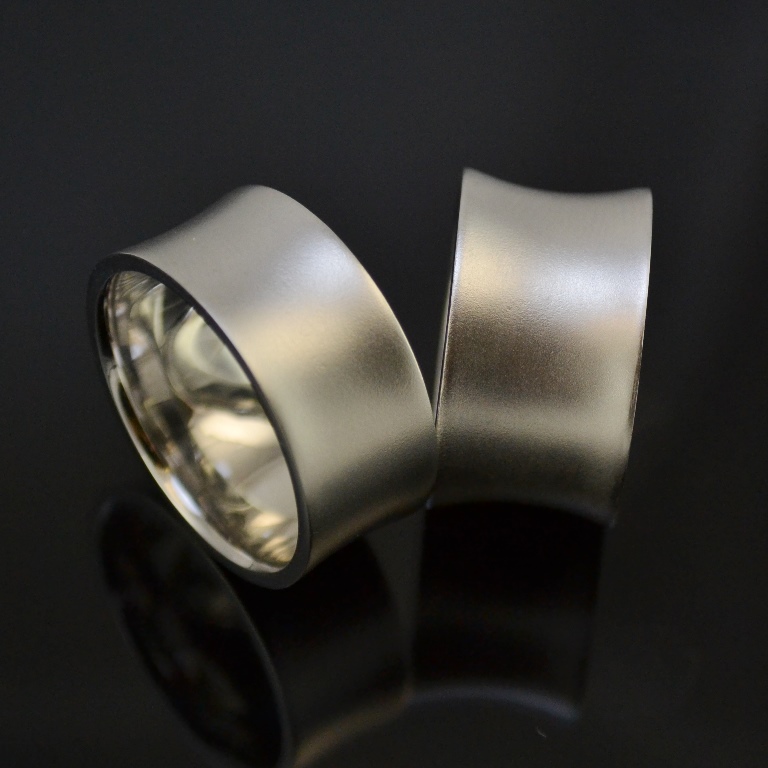 Широкие вогнутые обручальные кольца с матовой поверхностью из белого золота (Вес пары: 25,5 гр.)