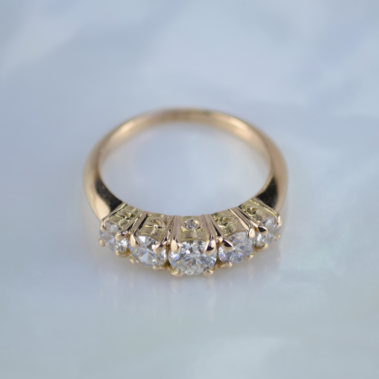Помолвочное кольцо с шестью бриллиантами 0,3 карат (Вес: 4 гр.)