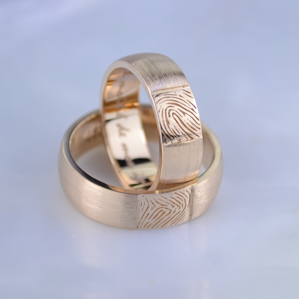 Обручальные кольца с отпечатками пальцев и гравировкой из красного золото с текстурированной матовой поверхностью (Вес пары: 13 гр.)