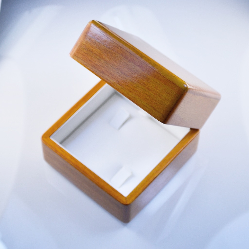 Деревянная коробка-футляр для обручальных колец 