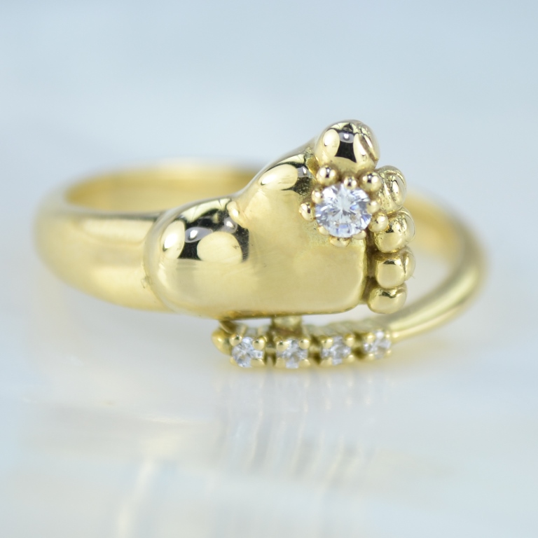 Кольцо пятка младенца из жёлтого золота с пятью фианитами (Вес: 6 гр.)