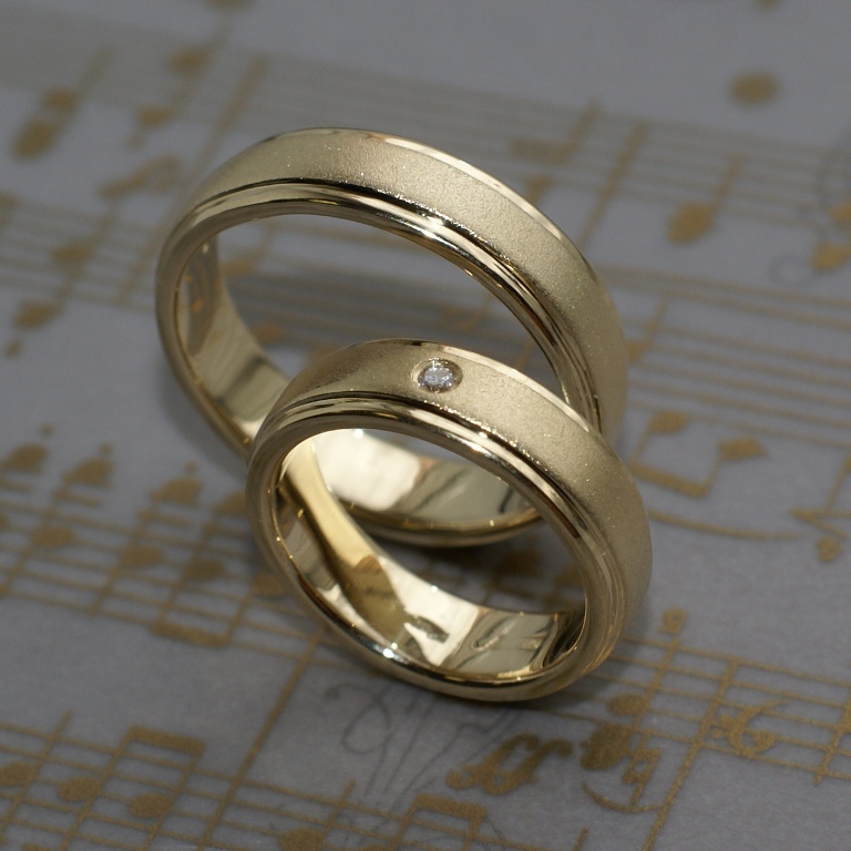 Матовые обручальные кольца с бриллиантом на заказ (Вес пары: 13 гр.)