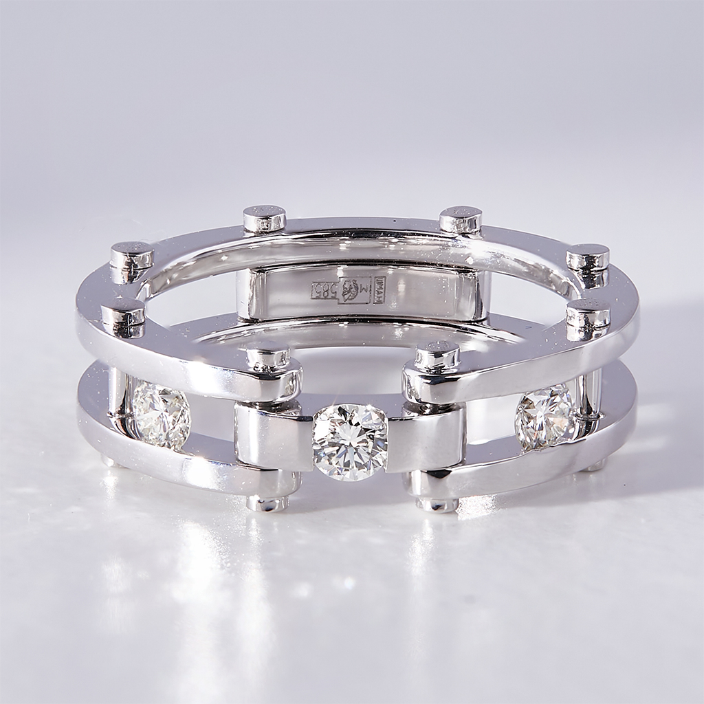 Женское золотое кольцо браслетного типа с крупным бриллиантом (Вес: 4,5 гр.)