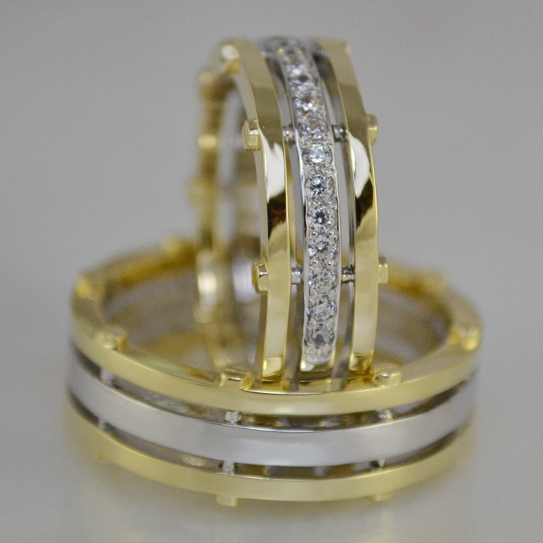 Широкие обручальные кольца двухцветные - женское с дорожкой из бриллиантов на заказ (Вес пары: 17 гр.)