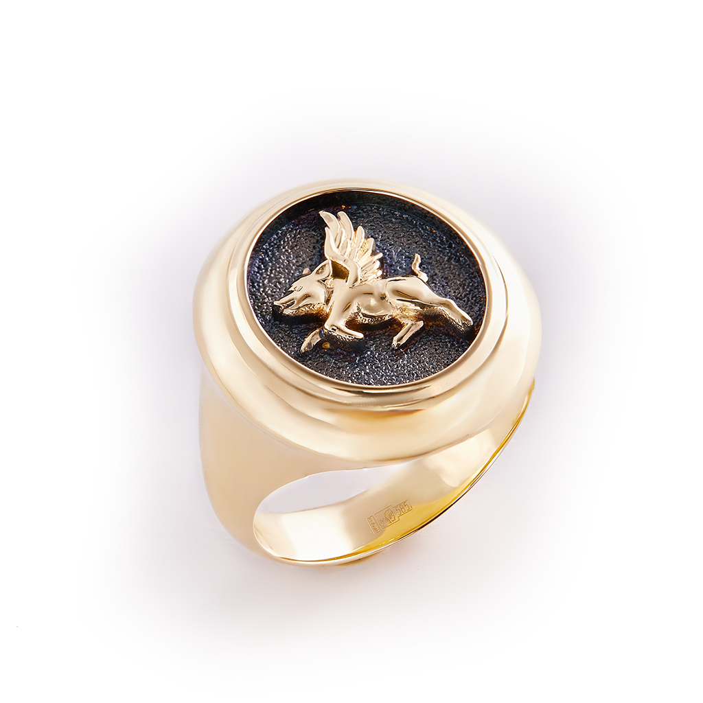 Золотое кольцо печатка свинка с крыльями и гравировкой omnia possibilia sunt (Вес: 16 гр.)
