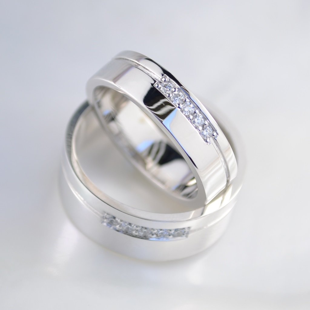 Обручальные кольца на заказ из белого золота с дорожками из бриллиантов (Вес пары 12,5 гр.)