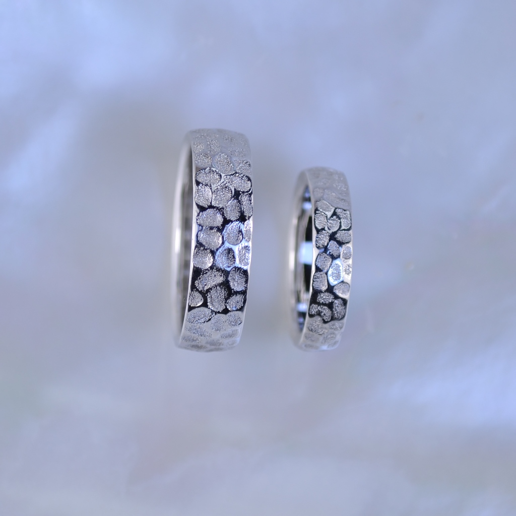 Фактурные обручальные кольца из белого золота с чеканкой (Вес пары 15 гр.)
