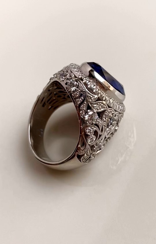  Мужской перстень из белого золота с бриллиантами и крупным сапфиром