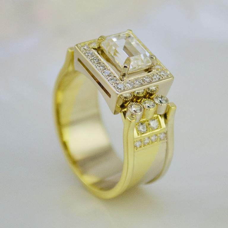 Эксклюзивный мужской перстень - кольцо из золота с бриллиантами и лейкосапфиром (Вес: 16 гр.)