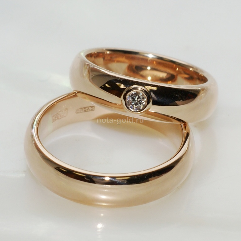 Ювелирная мастерская Nota-Gold изготовила на заказ классические обручальные кольца.