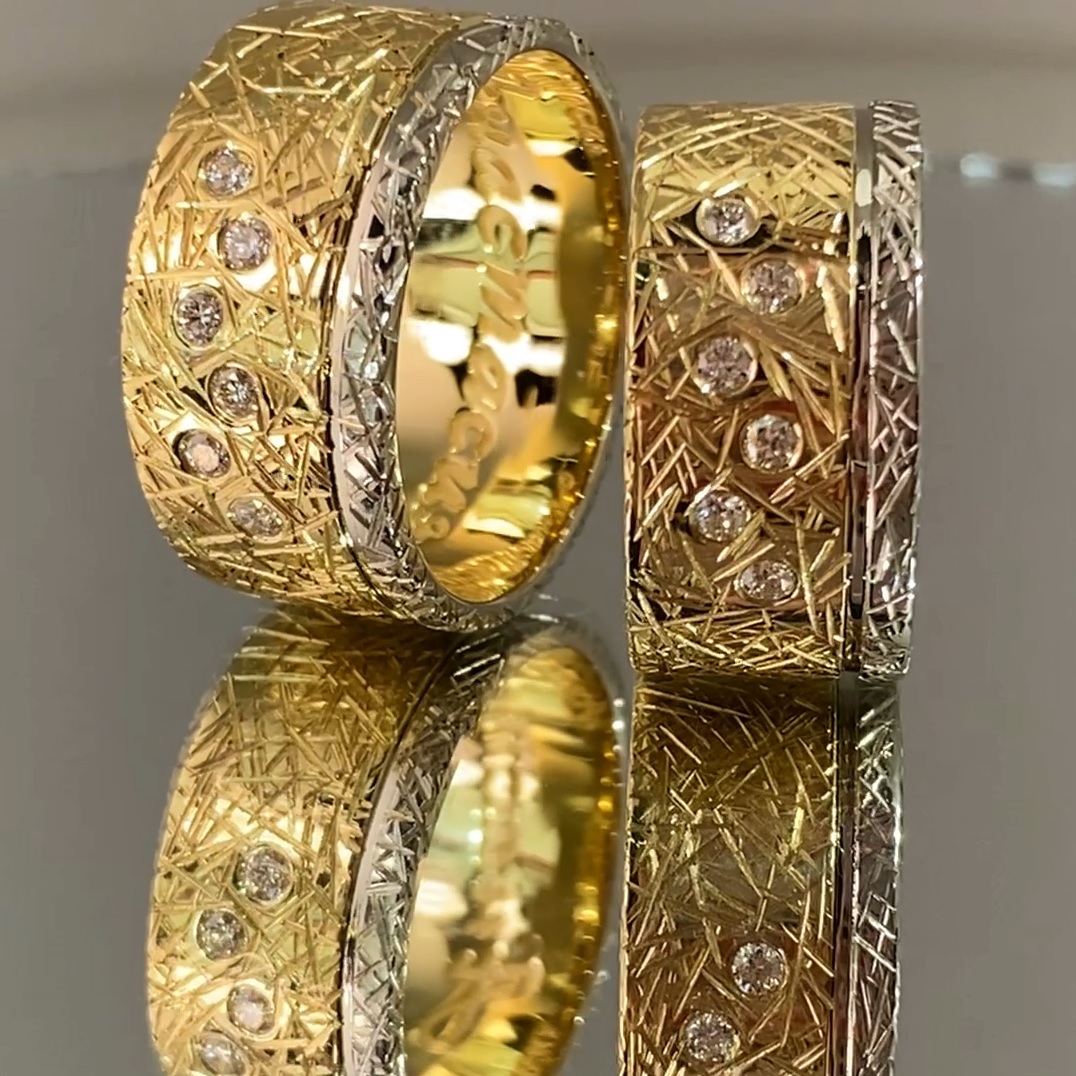 Изготовление необычных обручальных колец с гравировкой и фактурной поверхностью из двухцветного золота и бриллиантами