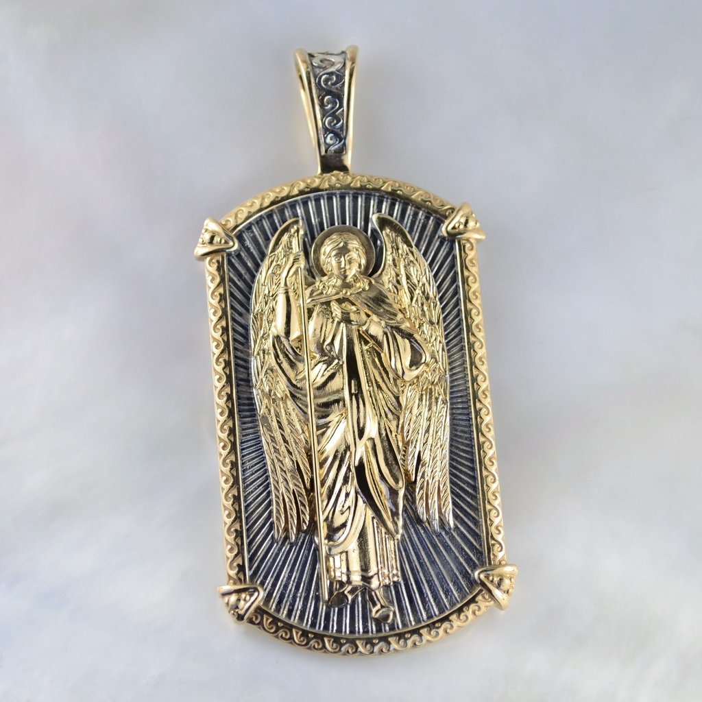 Нательная золотая икона-жетон с образом Ангела Хранителя и молитвой на обратной стороне (Вес: 30 гр.)