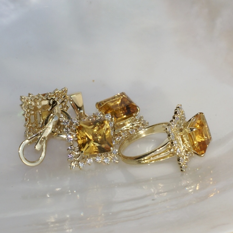 Комплект ювелирных изделий из золота с натуральными камнями - Кольцо, серьги и подвеска с цитринами на заказ (Вес: 18 гр.)