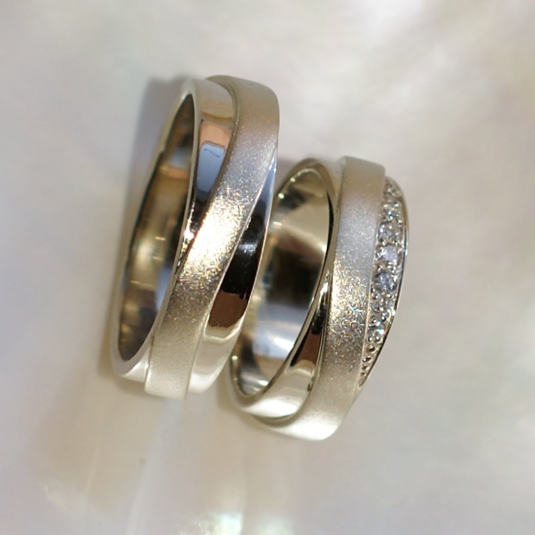 Обручальные кольца бесконечность с бриллиантами на заказ (Вес пары: 15 гр.)
