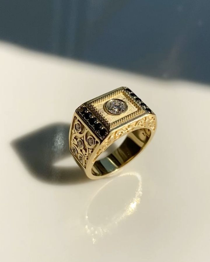 Мужское кольцо из желтого золота с сапфирами и бриллиантом
