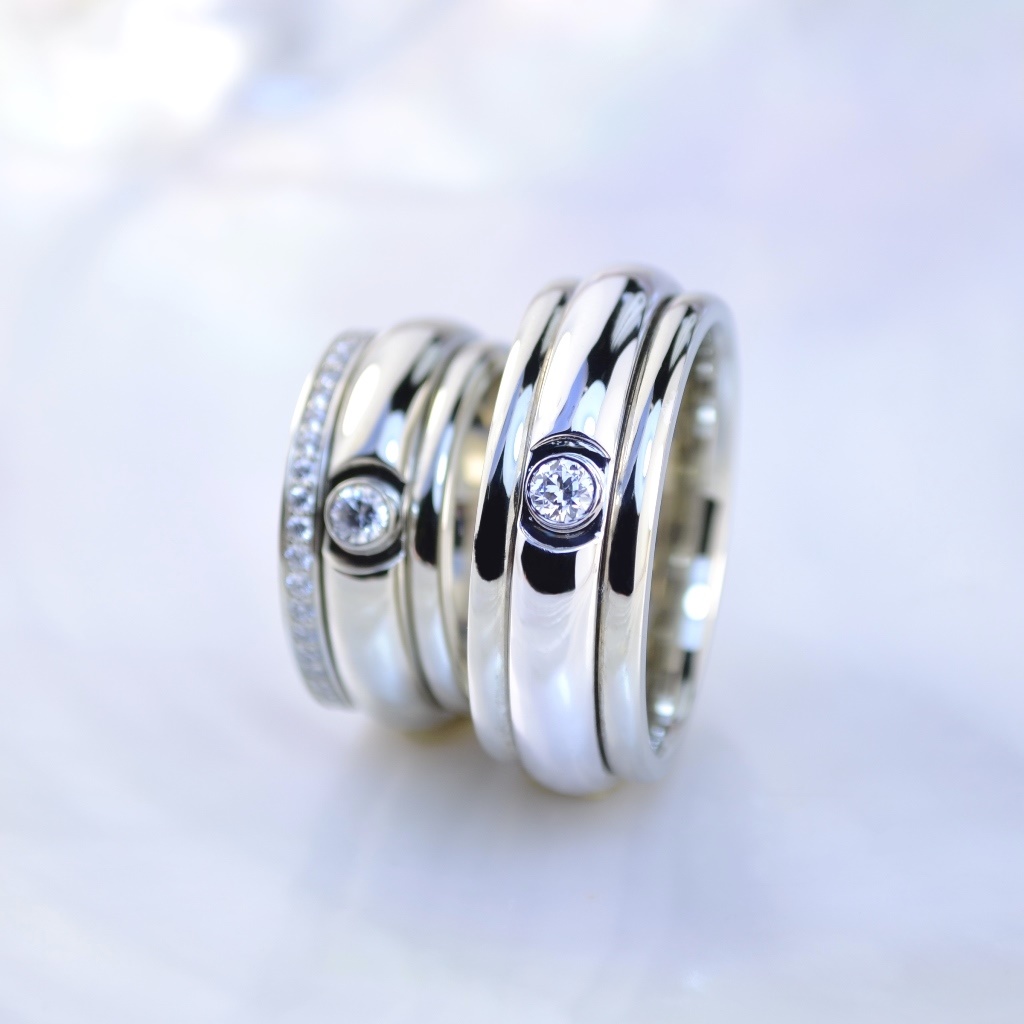 Широкие обручальные кольца из белого золота с крутящейся вставкой и бриллиантами (Вес пары: 29 гр.)