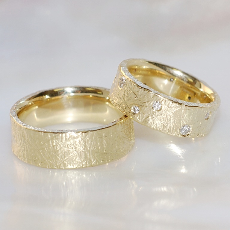 Необычные широкие обручальные кольца из желтого золота с вогнутой фактурной поверхностью на заказ (Вес пары: 22 гр.)