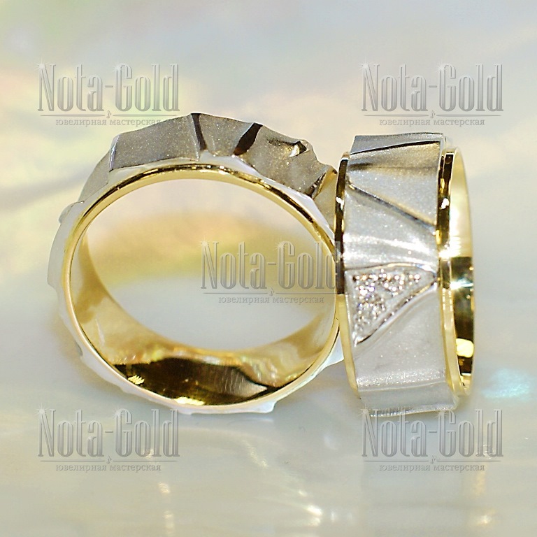 Фактурные двухцветные обручальные кольца с бриллиантами в необычном исполнении на заказ (Вес пары: 18гр.)