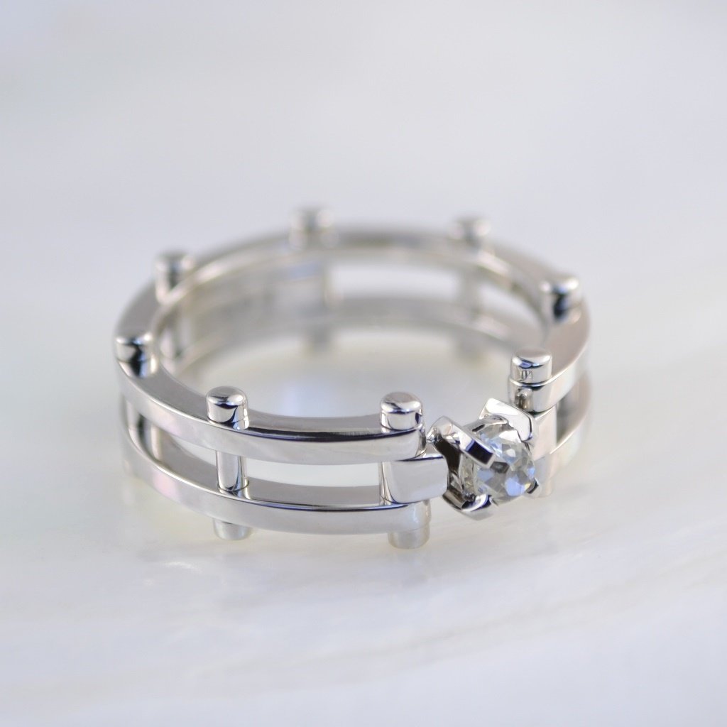 Женское золотое кольцо браслетного типа с крупным бриллиантом (Вес: 4,5 гр.)