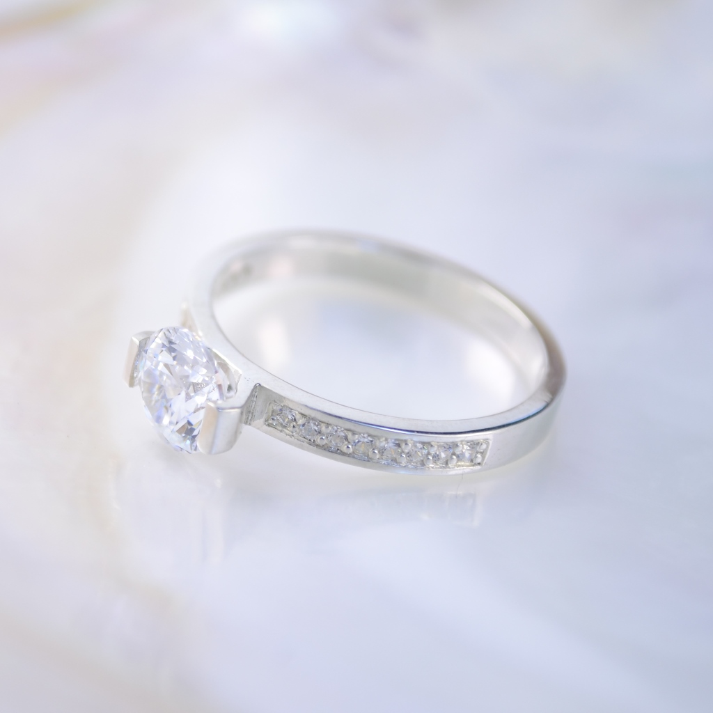 Женское помолвочное кольцо с крупным бриллиантом и дорожкой из ...