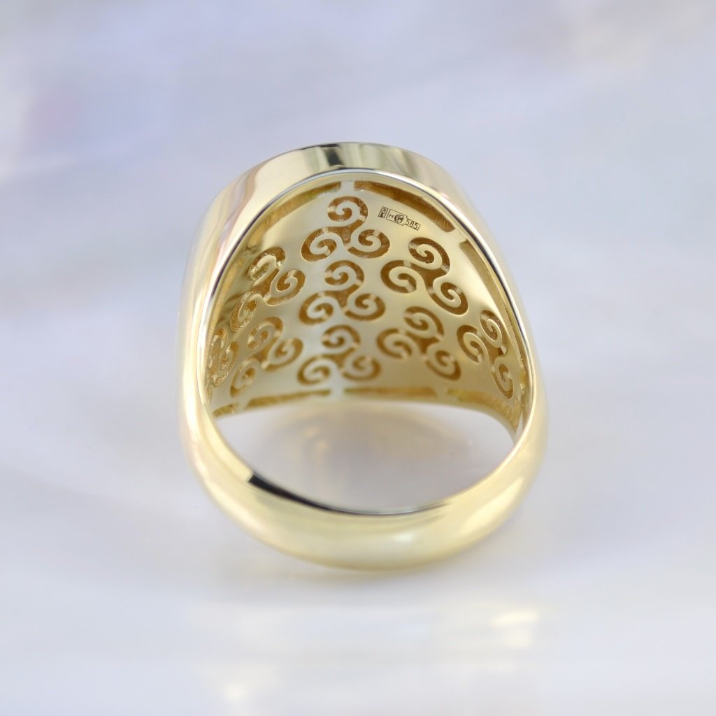 Мужское кольцо-печатка Тройной Инь-Янь из жёлтого золота с чёрным ониксом (Вес: 23 гр.)