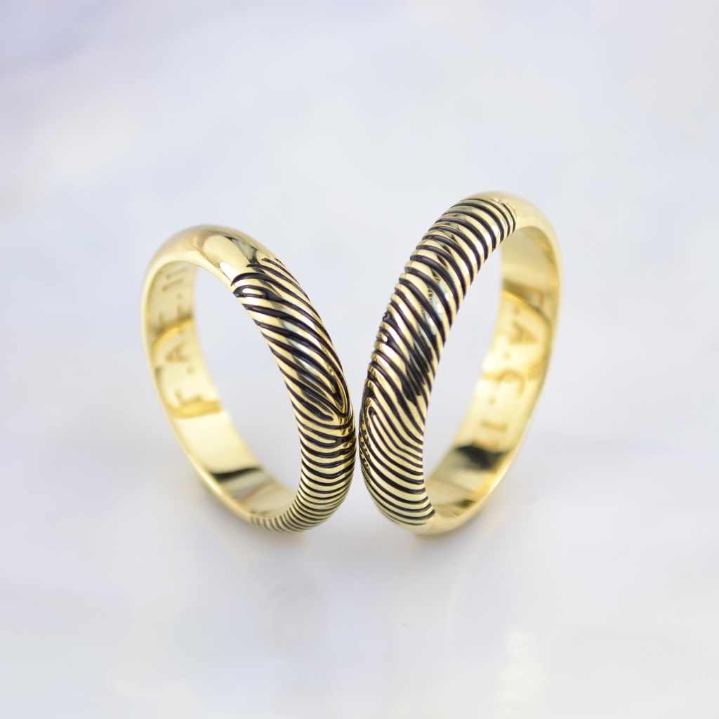 Обручальные кольца из жёлтого золота с отпечатками, эмалью и личной гравировкой (Вес пары: 11 гр.)