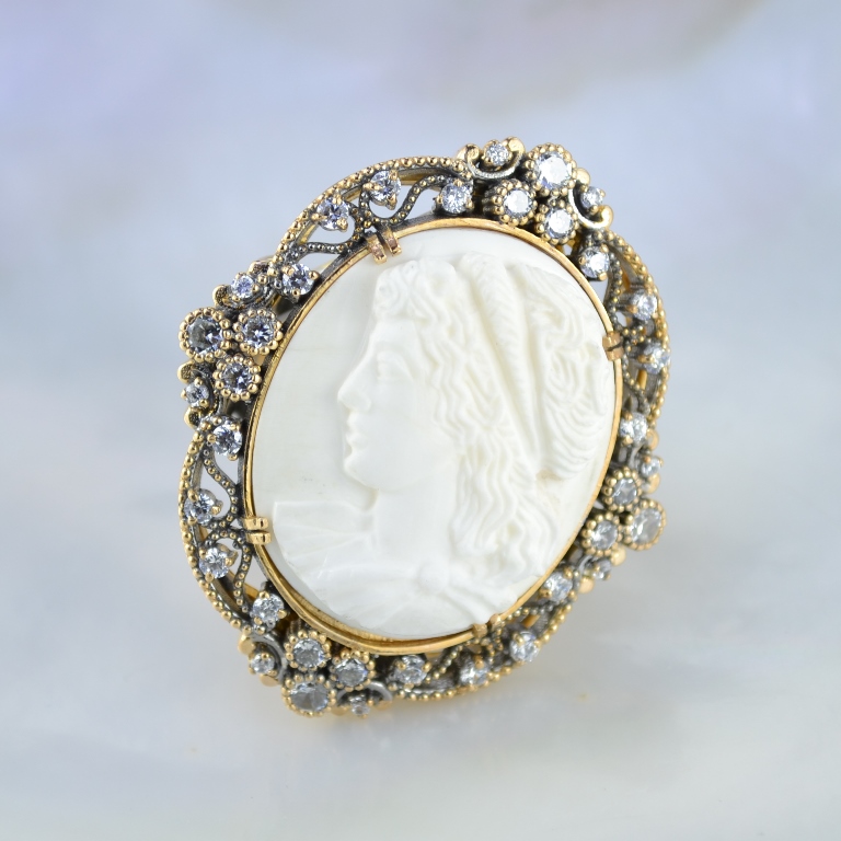 Золотое кольцо с камеей в рельефном узоре с чернением (Вес: 21 гр.)