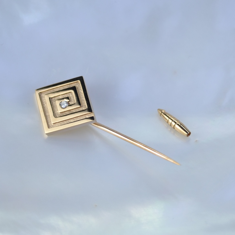 Золотой значок с логотипом Компании, с бриллиантом по центру на иголке (Вес: 2,7 гр.)