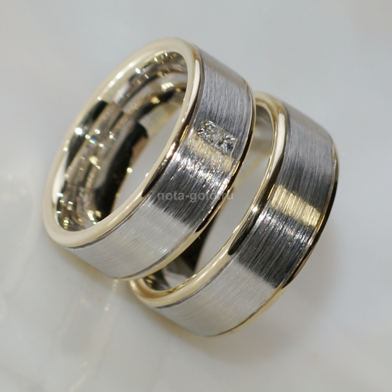 Ювелирная мастерская Nota-Gold изготовила на заказ матовые обручальные кольца.