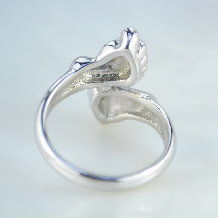 Безразмерное серебряное кольцо с двумя пяточками ребёнка родированное серебро 925 пробы с фианитами (Вес: 7 гр.)