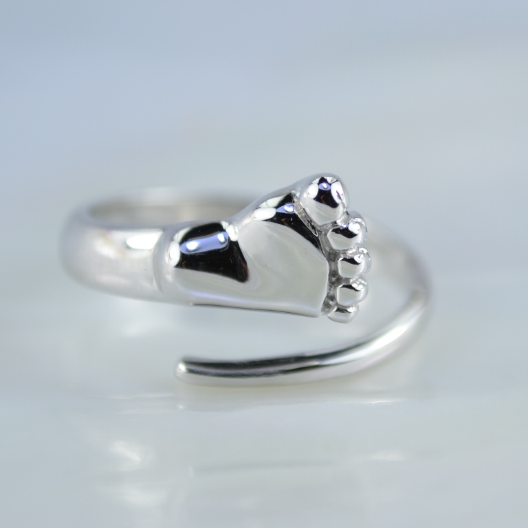 Легковесное безразмерное серебряное кольцо с пяточкой ребёнка без вставок  из серебра 925 пробы (Вес: 2,2 гр.)
