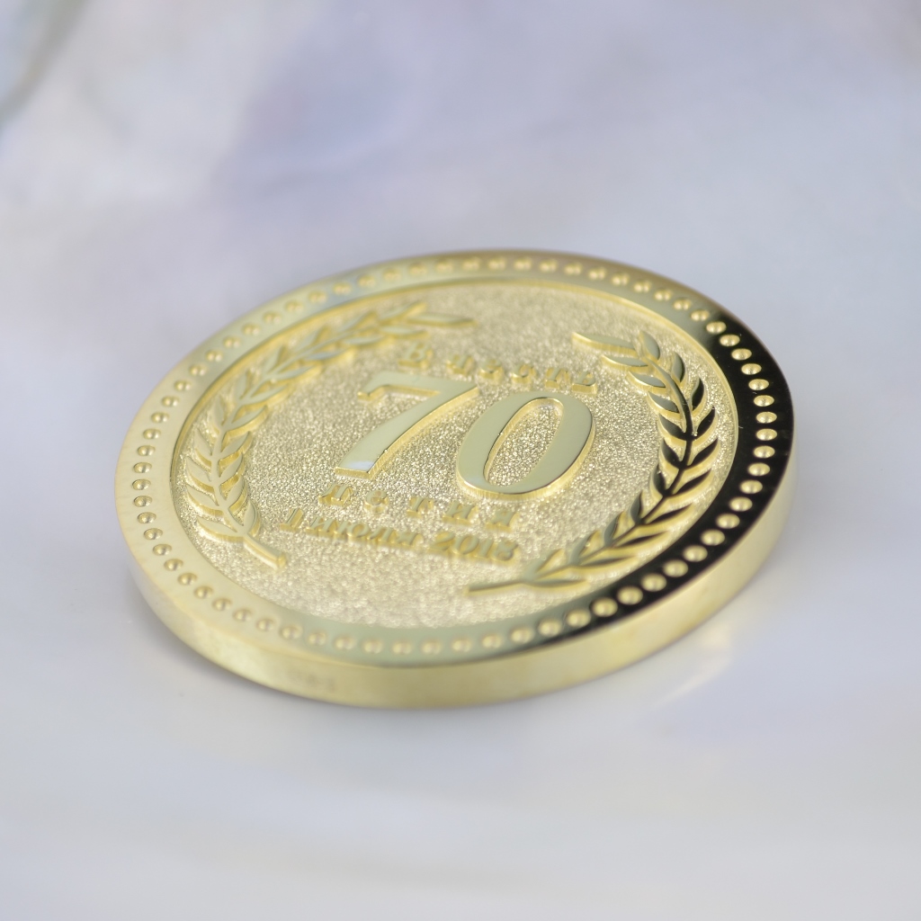 Подарочная серебряная медаль с позолотой на юбилей 70 лет | Купить в ...