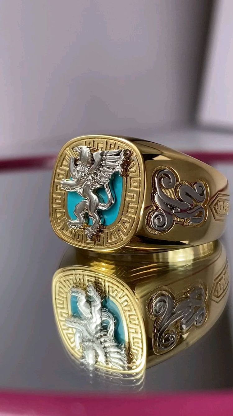 Мужской перстень печатка Грифон из двух видов золота с бриллиантом