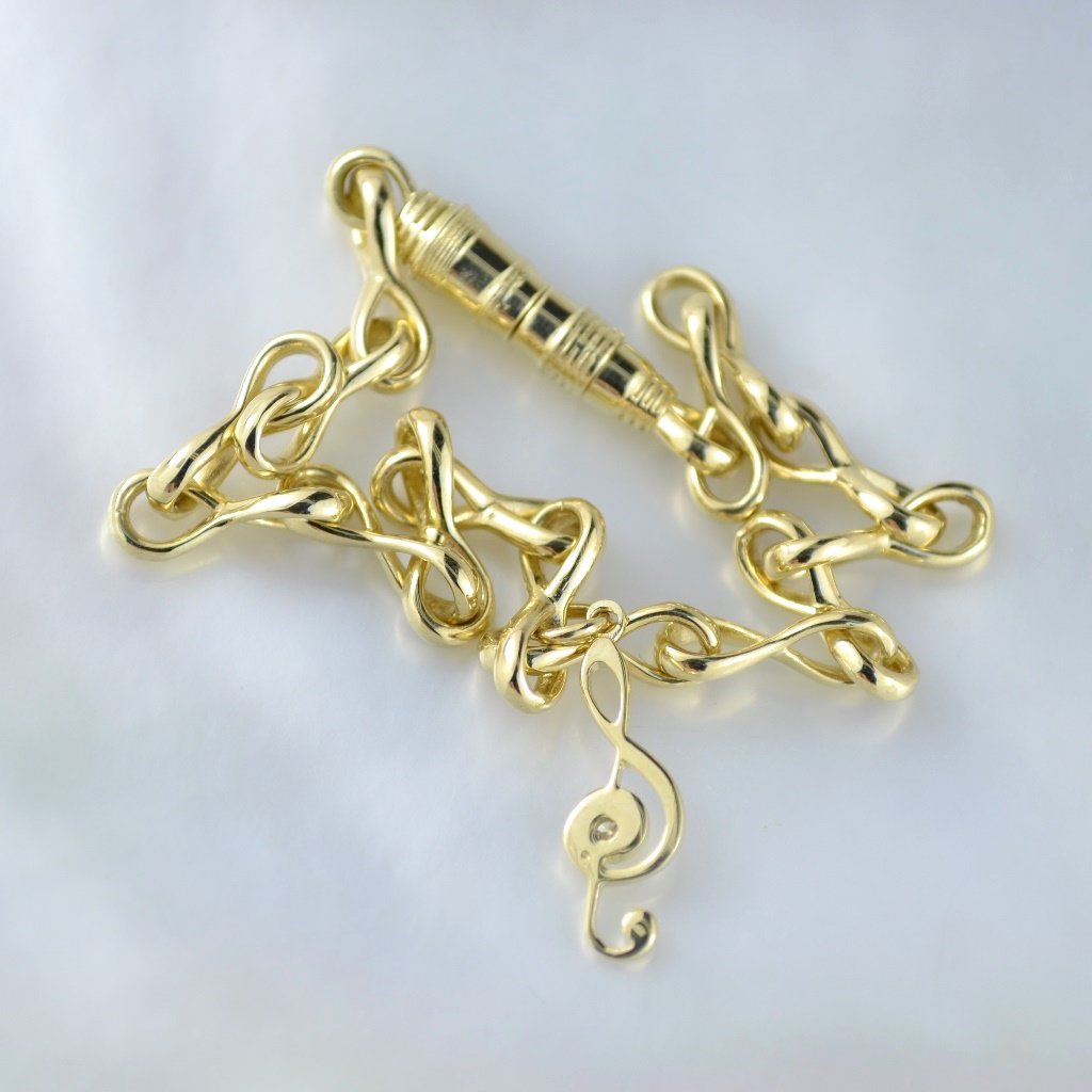 Золотой браслет плетения Бесконечность с бриллиантом и подвесками в подарок музыканту (цена за грамм)