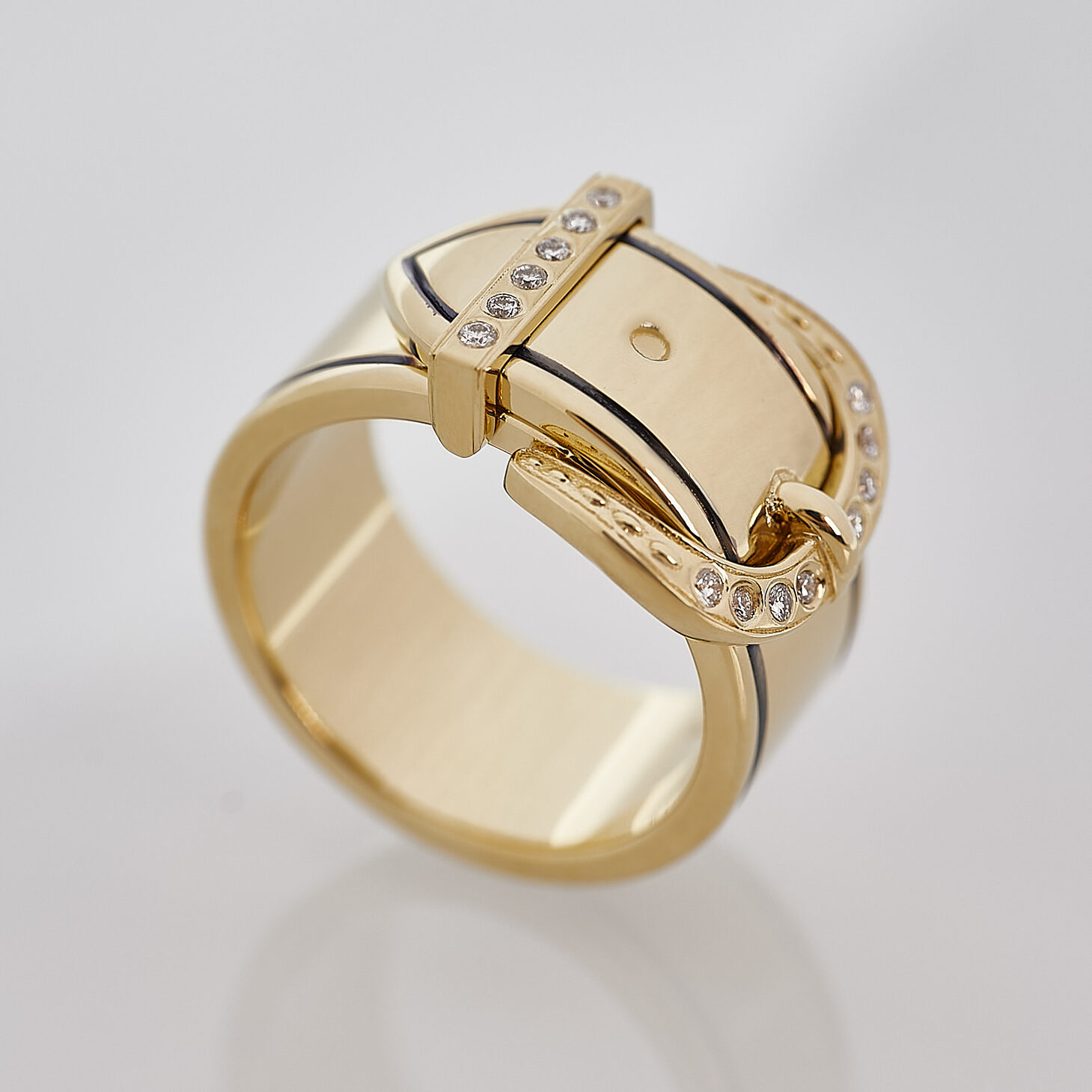 Кольцо в виде ремня из золота с чернением (Вес: 20 гр.)